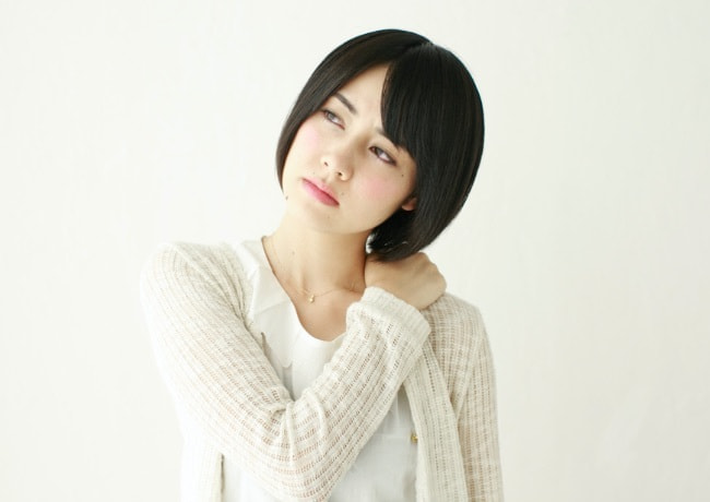 だるくて倦怠感に悩まされている女性の画像