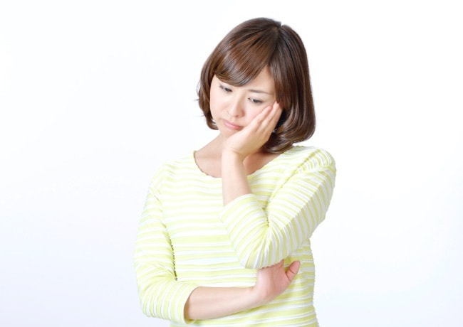 吹き出物や発疹・皮膚の変化などに悩む女性の画像