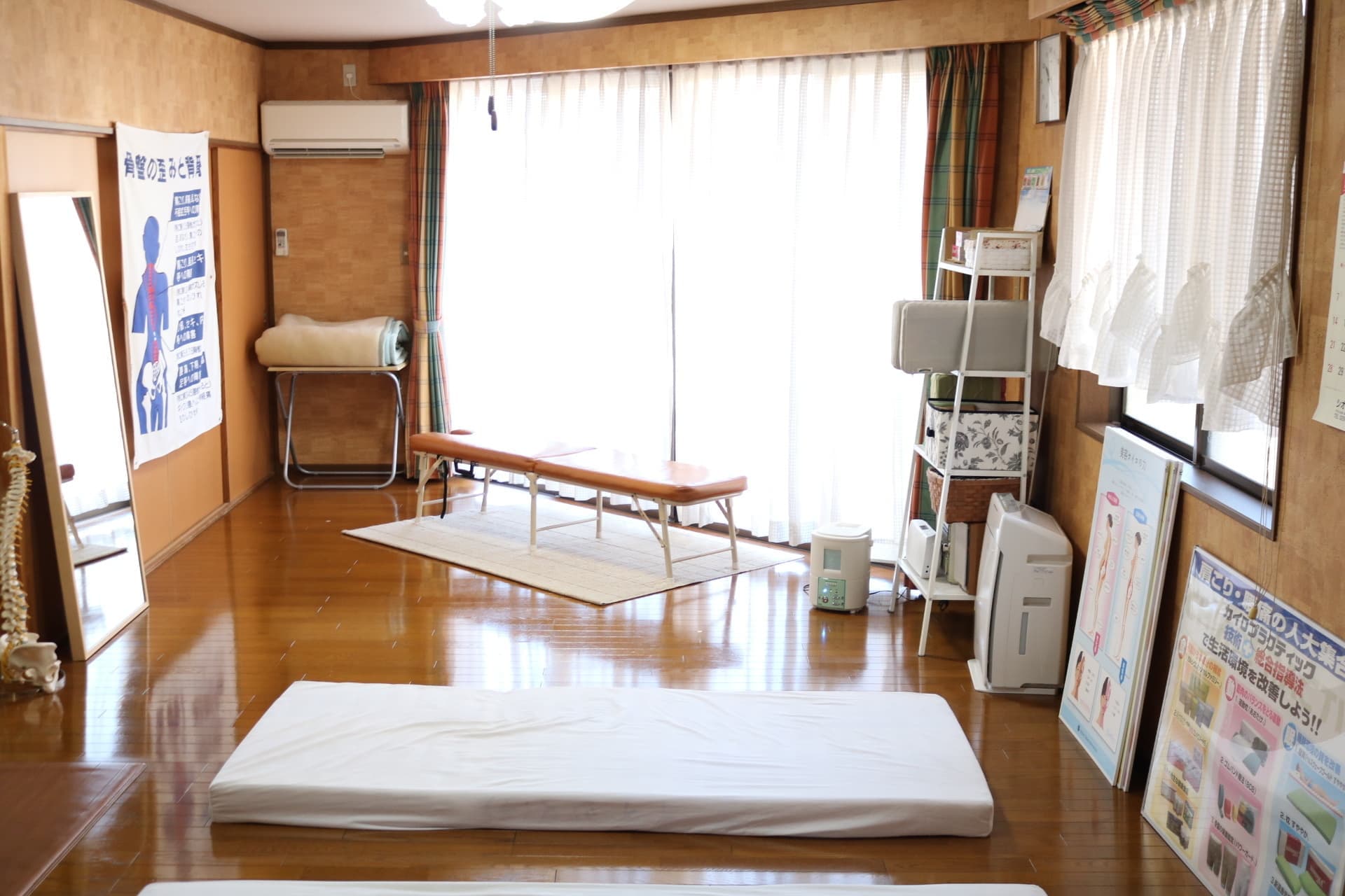 大きな窓からの光溢れる施術室です